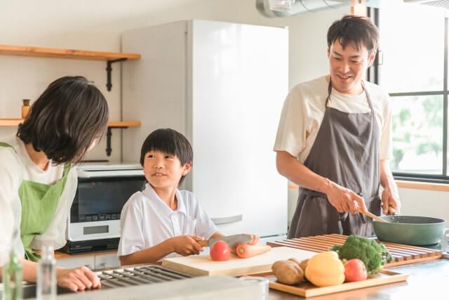 家族で楽しそうに料理をしている様子